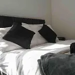 Stunning Two Bed En-suite In شقة