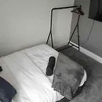 Stunning Two Bed En-suite In شقة