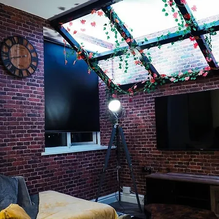 Spring Close Street Apartment *