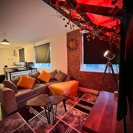 Stunning Two Bed Centre Apartment