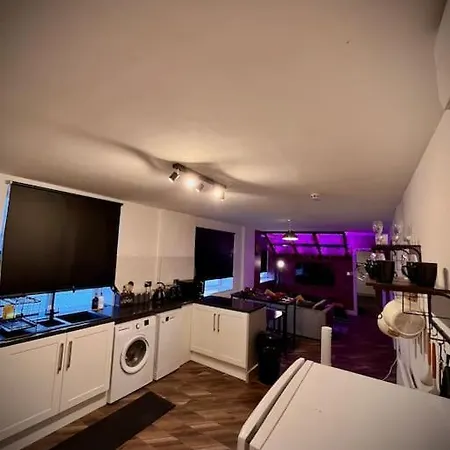 Spring Close Street Apartment *