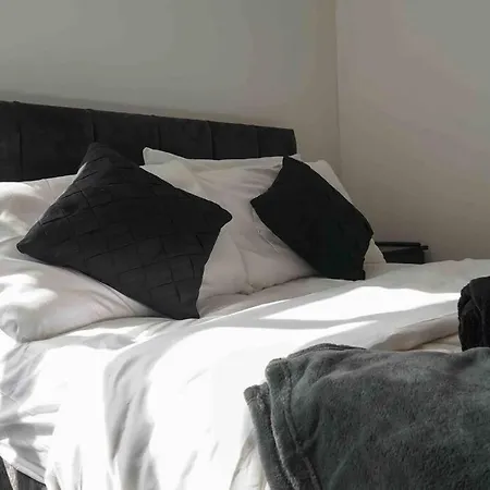 Stunning Two Bed Centre Apartment