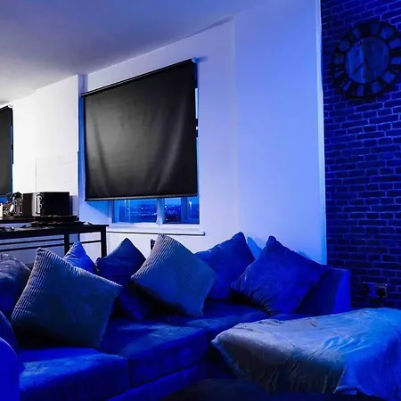 Stunning Two Bed Centre Apartment *