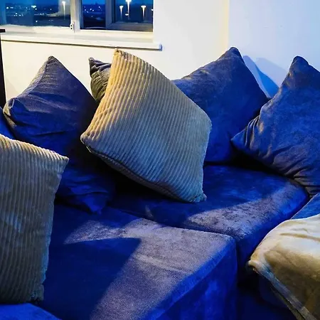 Stunning Two Bed Centre Apartment *